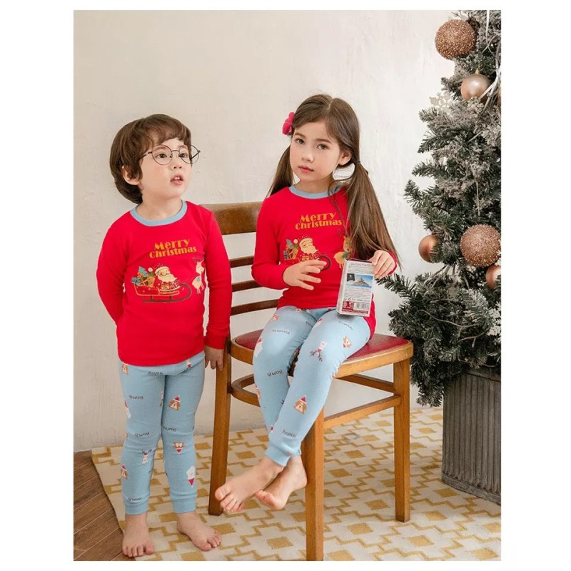 Pijama copii, model indragit cu Mos Craciun si Saniuta Magica, in nuante de rosu si albastru, bluza cu maneca lunga si pantaloni lungi